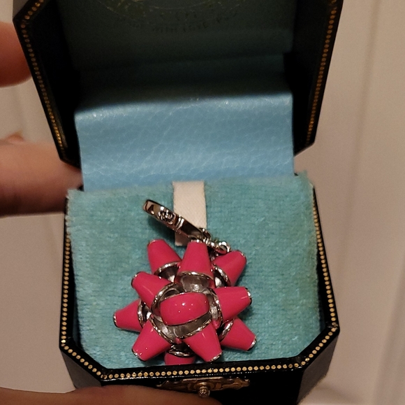 JUICY COUTURE 2010 LIMITED EDITION PINK GIFT WRAP BOW CHARM - Picture 5 of 5